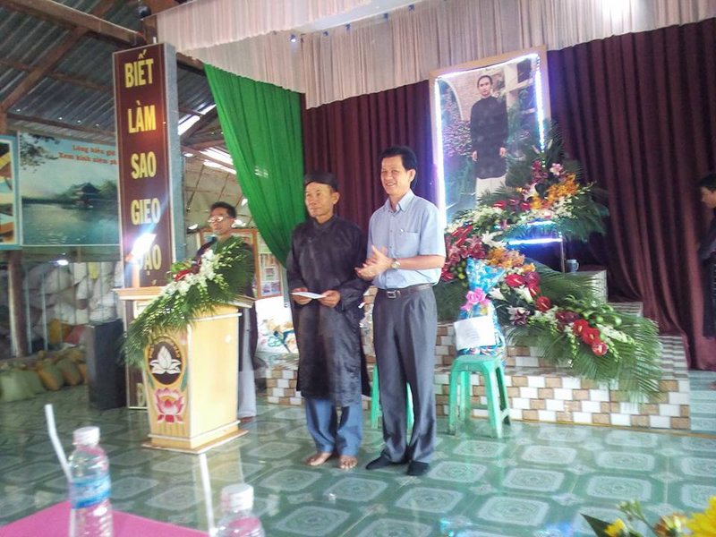 anh duc tang qua.jpg